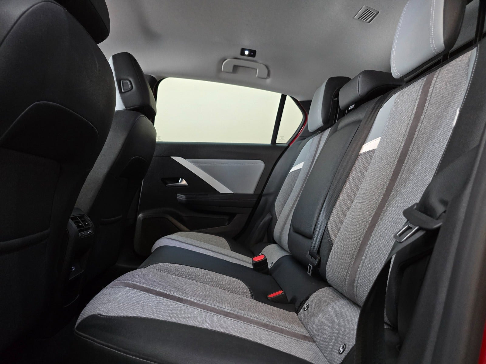 Grå Opel Astra fra 2024