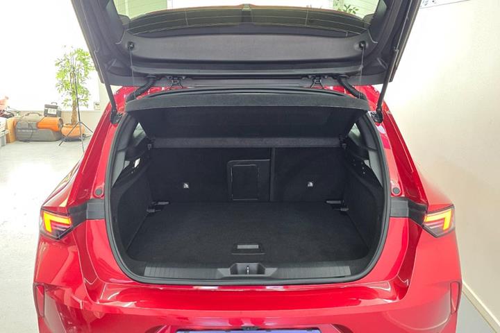 Grå Opel Astra fra 2024