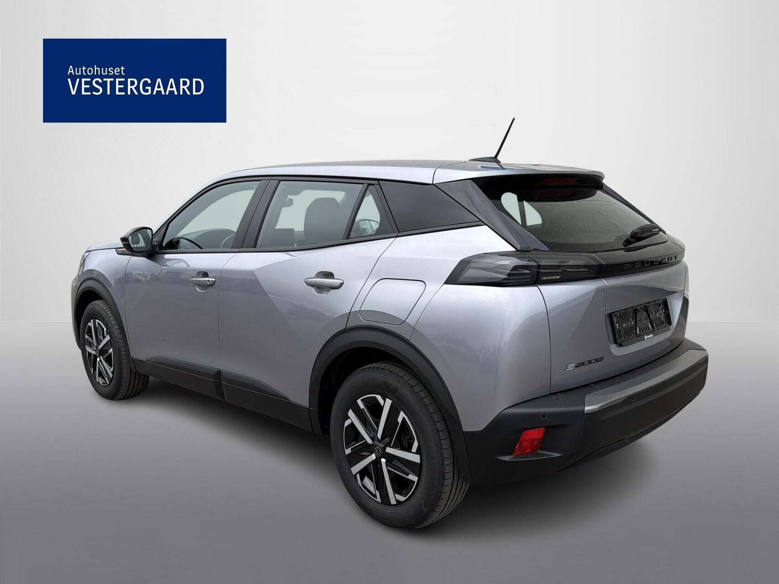 Grå Peugeot e-2008 fra 2025