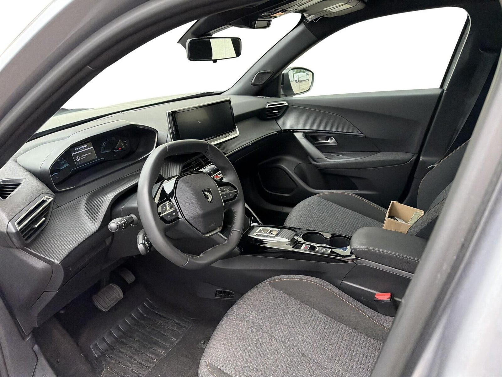 Grå Peugeot e-2008 fra 2025 set indefra