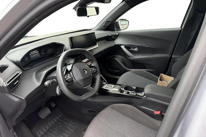 Grå Peugeot e-2008 fra 2025 set indefra