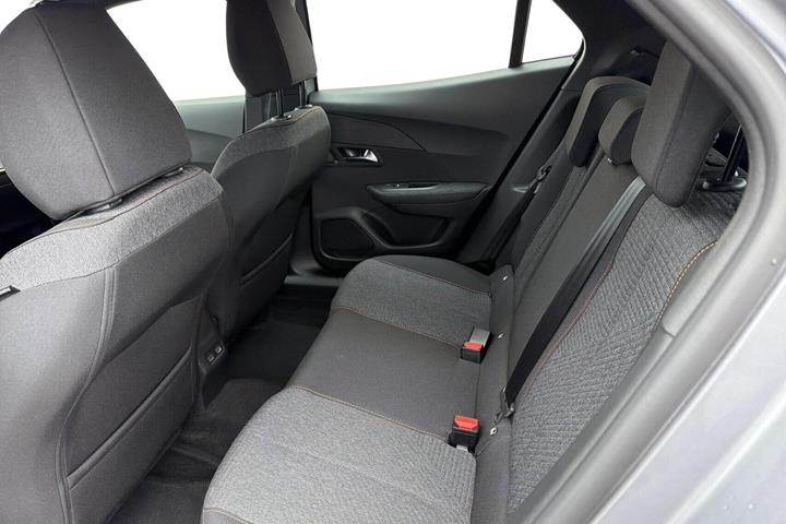 Grå Peugeot e-2008 fra 2025 set indefra