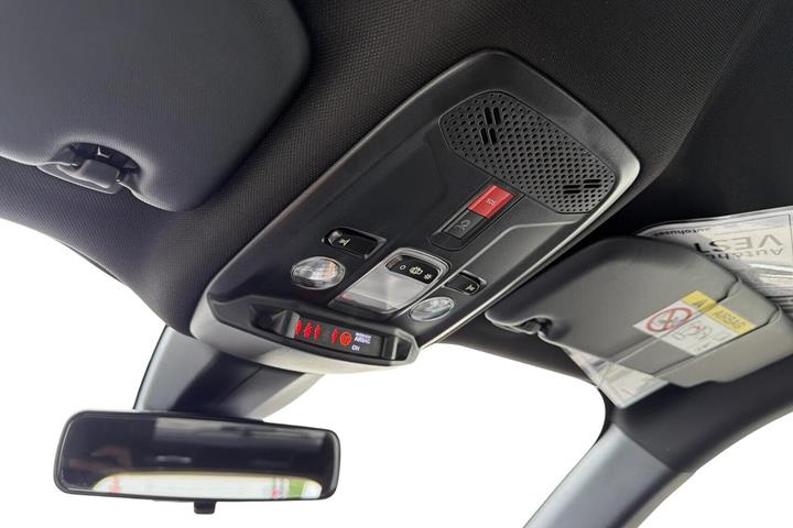 Grå Peugeot e-2008 fra 2025