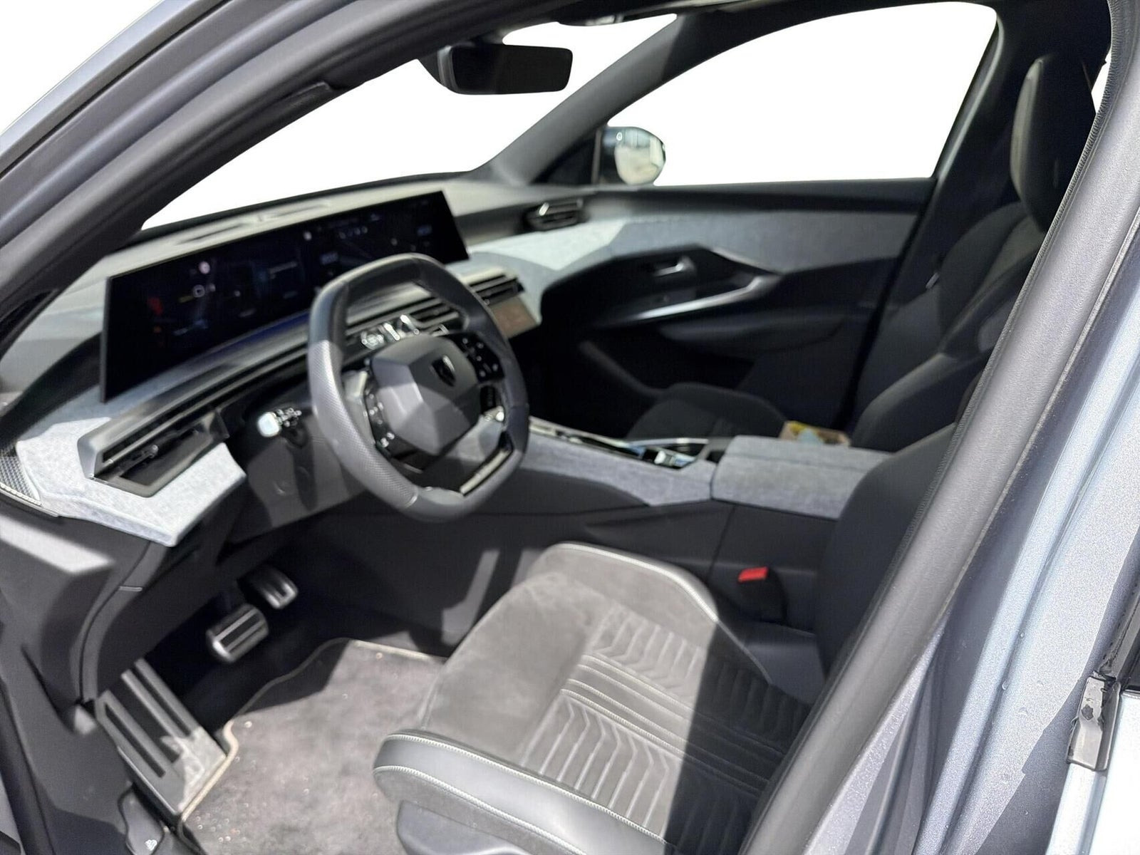 Grå Peugeot e-3008 fra 2025