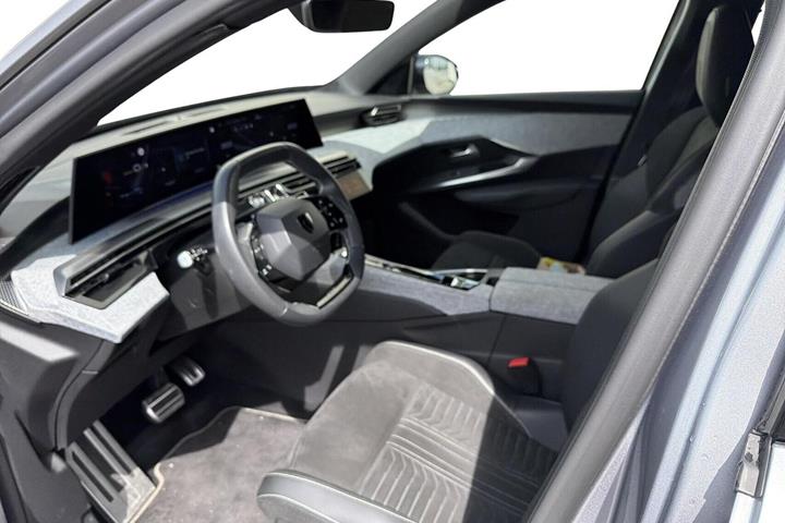 Grå Peugeot e-3008 fra 2025