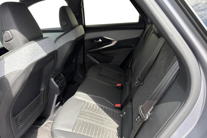 Grå Peugeot e-3008 fra 2025