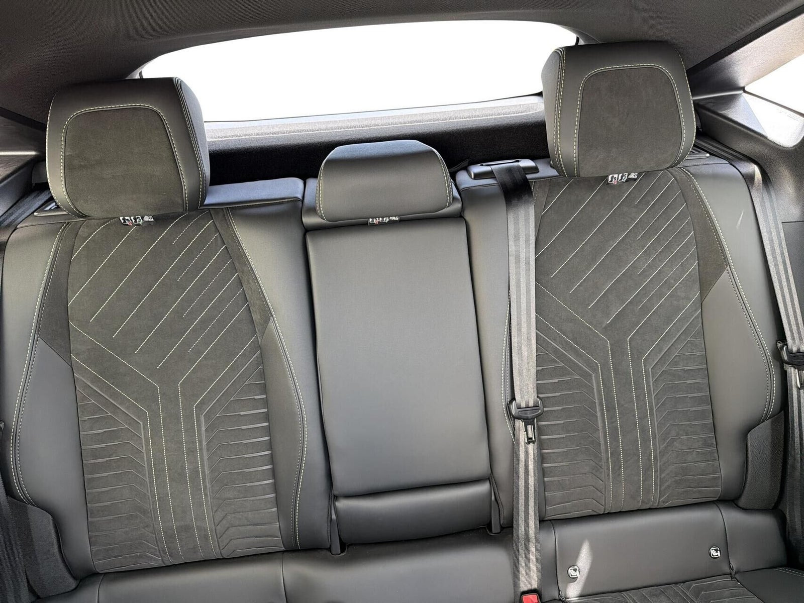 Grå Peugeot e-3008 fra 2025