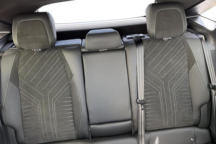 Grå Peugeot e-3008 fra 2025