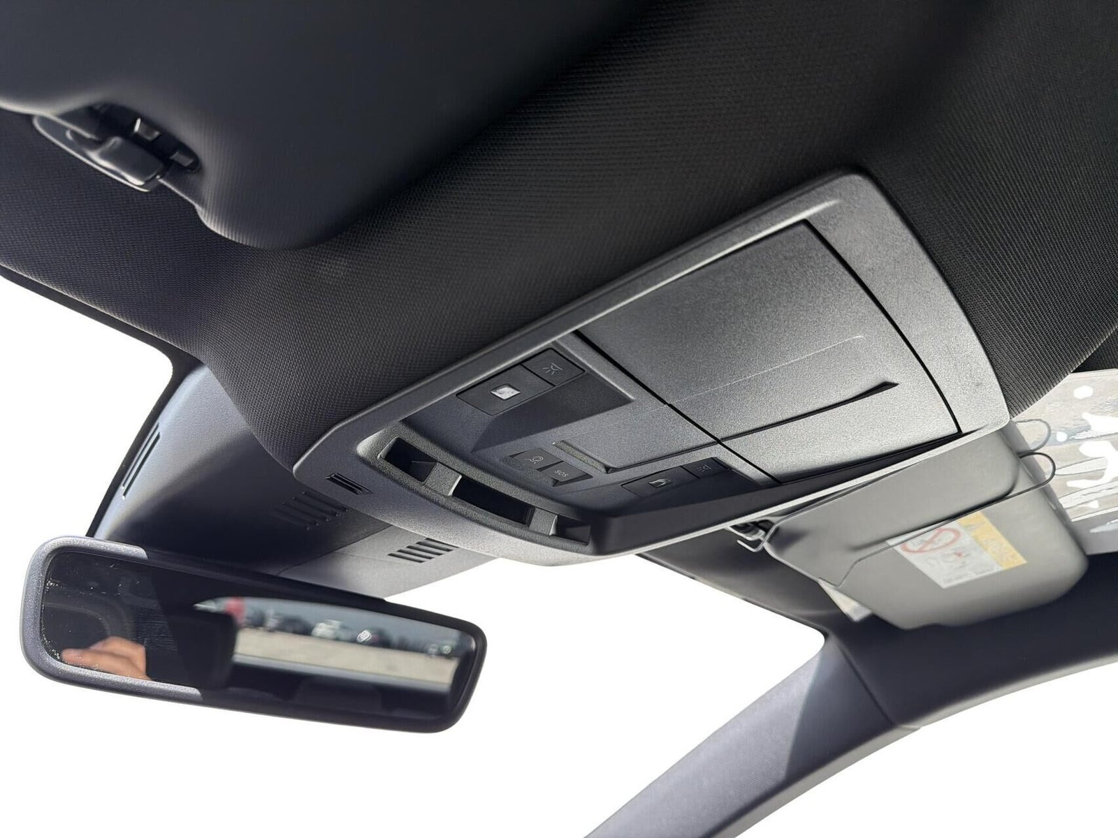 Grå Peugeot e-3008 fra 2025