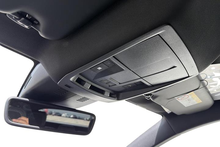 Grå Peugeot e-3008 fra 2025