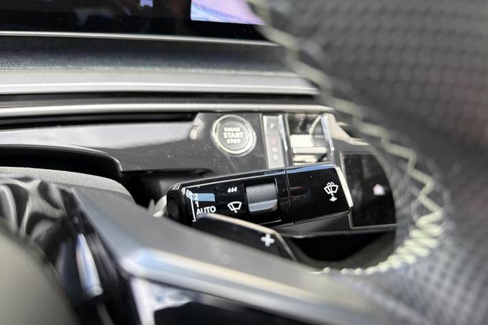Grå Peugeot e-3008 fra 2025