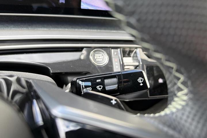 Grå Peugeot e-3008 fra 2025
