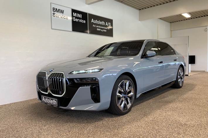 Grå BMW i7 fra 2023 set udefra
