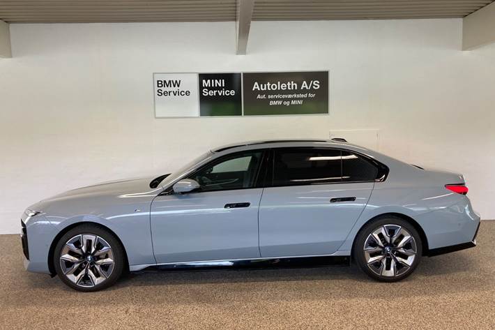 Grå BMW i7 fra 2023