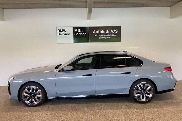 Grå BMW i7 fra 2023