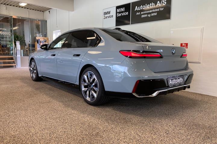 Grå BMW i7 fra 2023