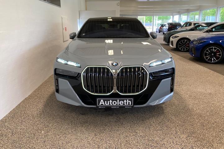 Grå BMW i7 fra 2023
