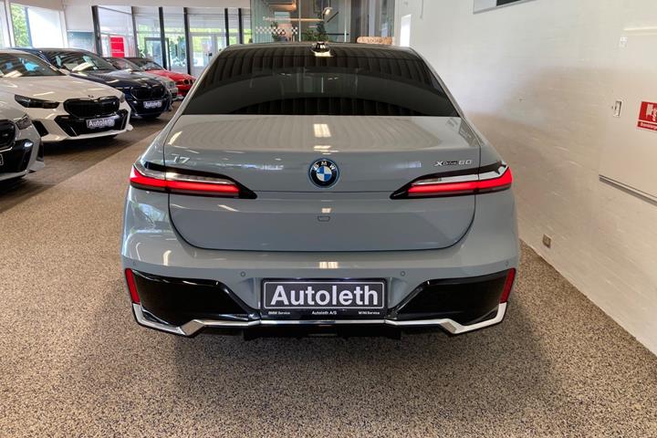 Grå BMW i7 fra 2023