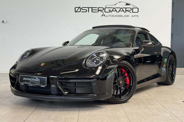 Sort Porsche 911 Carrera GTS fra 2022 set udefra