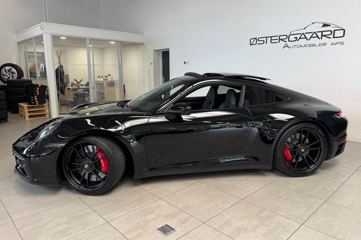 Sort Porsche 911 Carrera GTS fra 2022