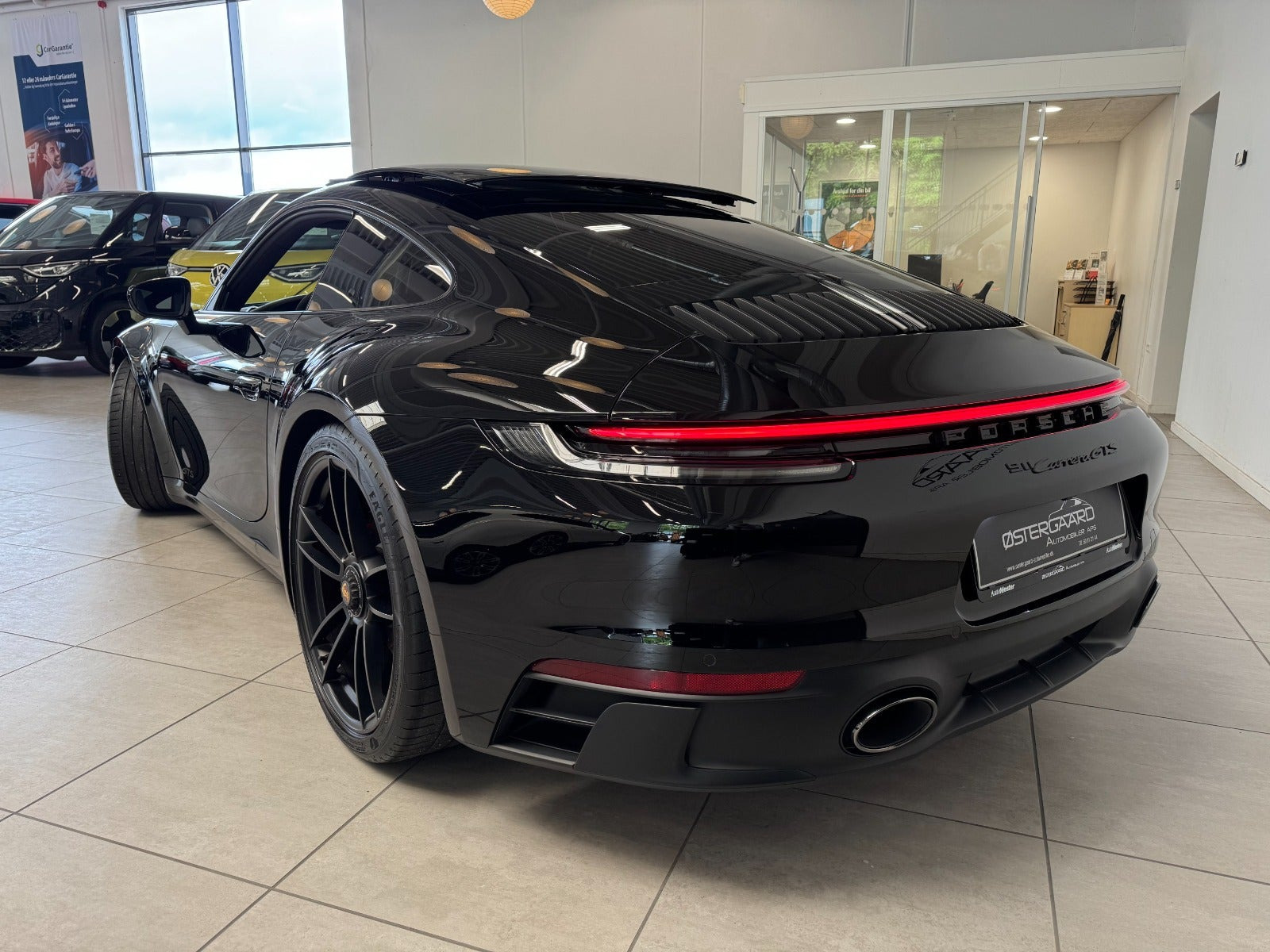 Sort Porsche 911 Carrera GTS fra 2022