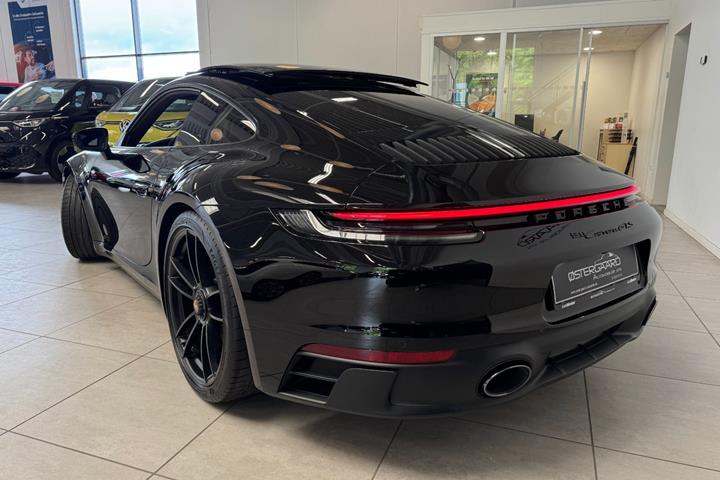 Sort Porsche 911 Carrera GTS fra 2022
