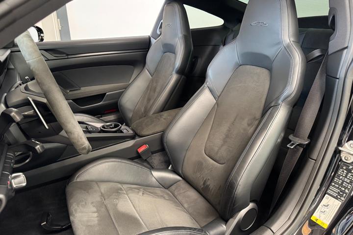 Sort Porsche 911 Carrera GTS fra 2022