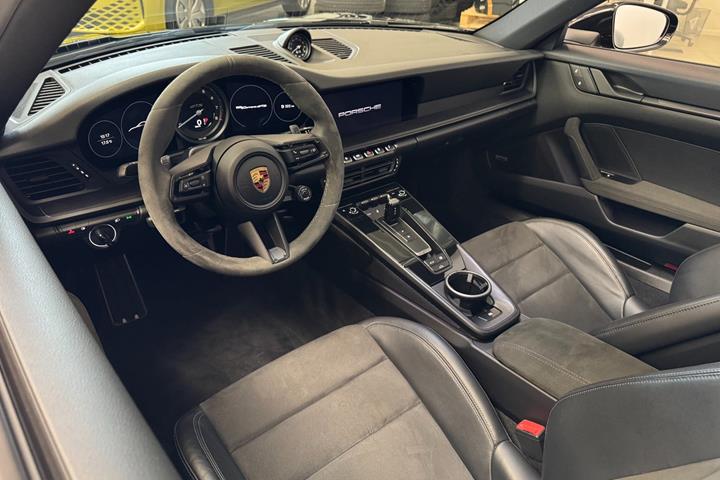 Sort Porsche 911 Carrera GTS fra 2022