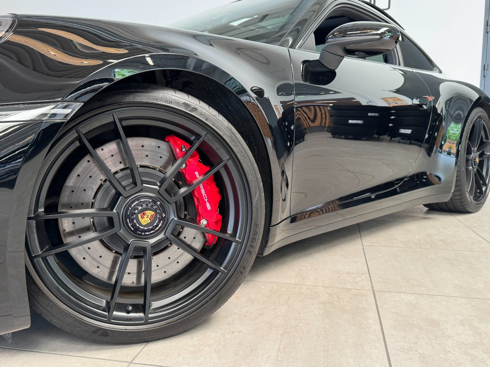 Sort Porsche 911 Carrera GTS fra 2022