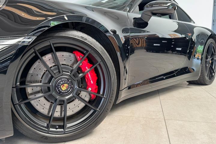 Sort Porsche 911 Carrera GTS fra 2022