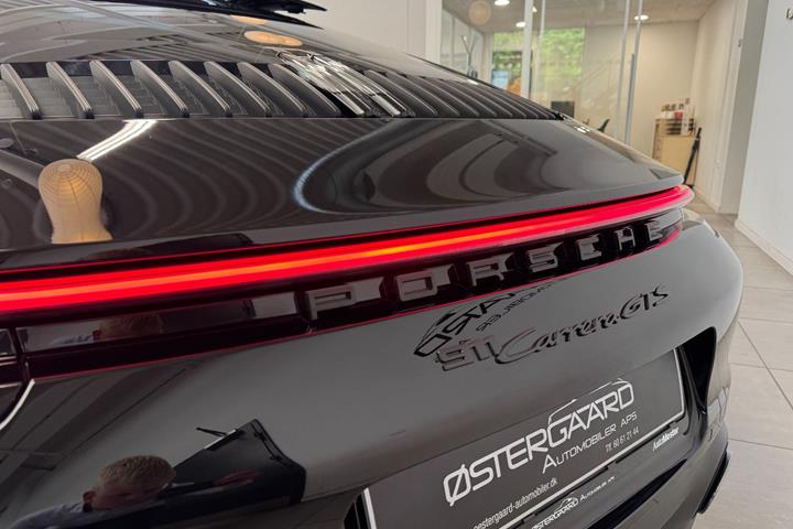 Sort Porsche 911 Carrera GTS fra 2022