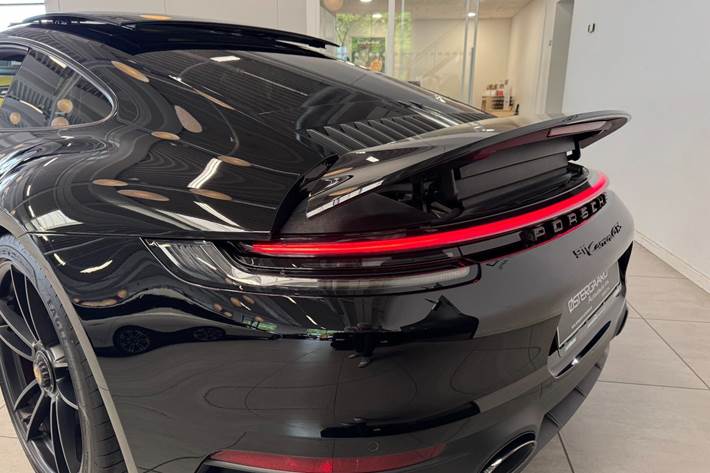 Sort Porsche 911 Carrera GTS fra 2022