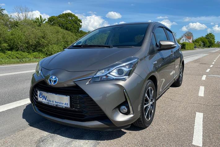 Grå Toyota Yaris fra 2018