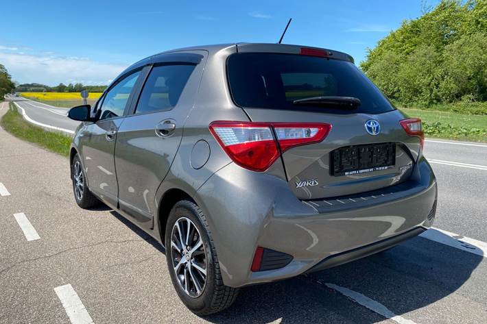 Grå Toyota Yaris fra 2018