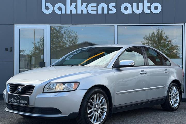 Sølv Volvo S40 fra 2009 set udefra
