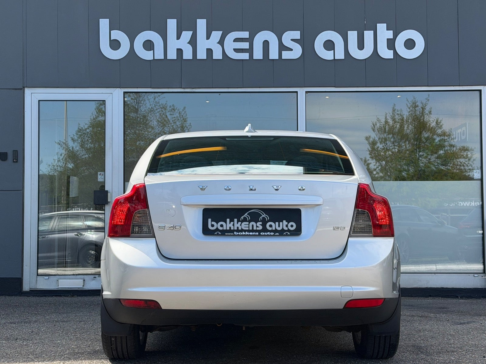 Sølv Volvo S40 fra 2009 set udefra