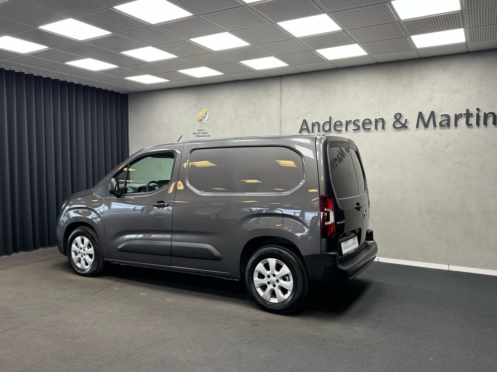 Grå Opel Combo-e fra 2023