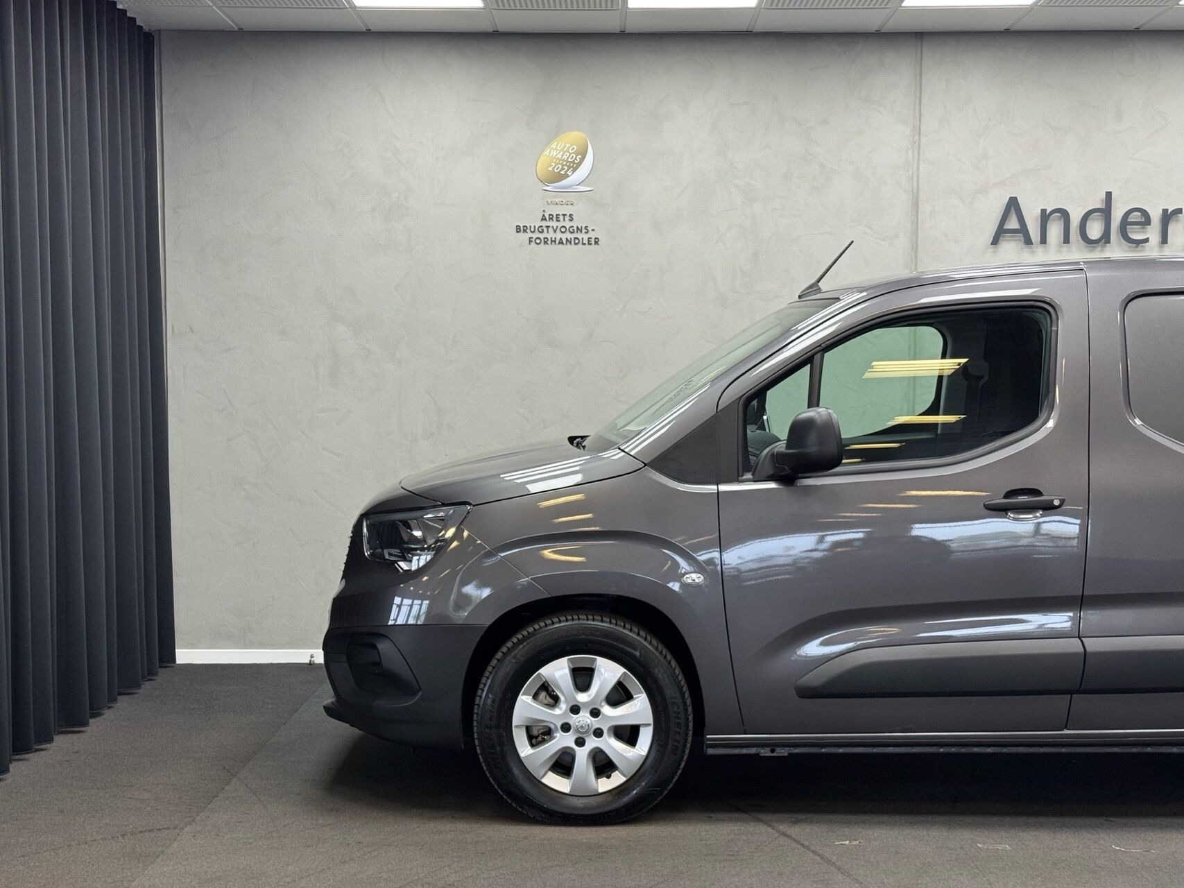 Grå Opel Combo-e fra 2023