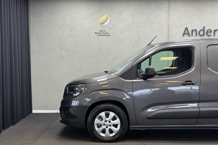 Grå Opel Combo-e fra 2023