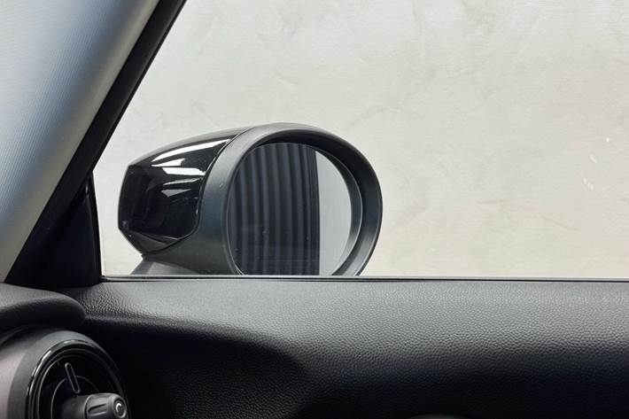 Grå Mini Cooper fra 2023
