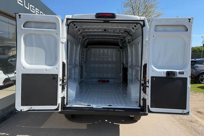 Hvid Peugeot e-Boxer fra 2024