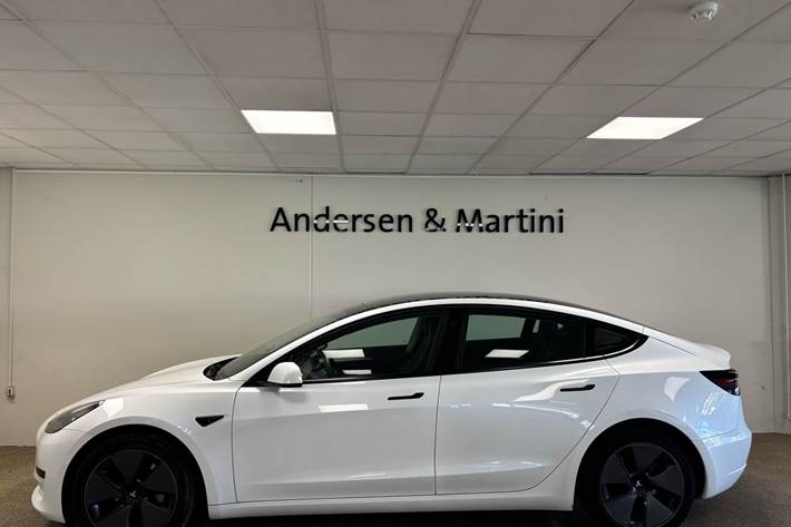 Hvid Tesla Model 3 fra 2021