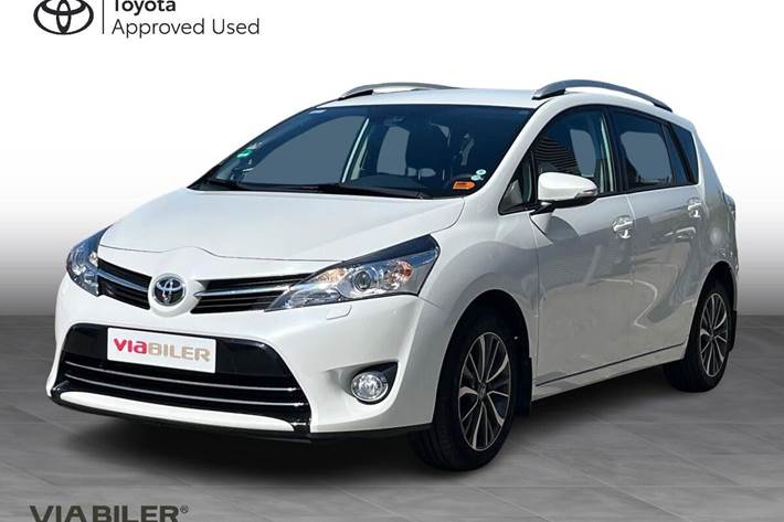 Hvid Toyota Verso fra 2016 set udefra