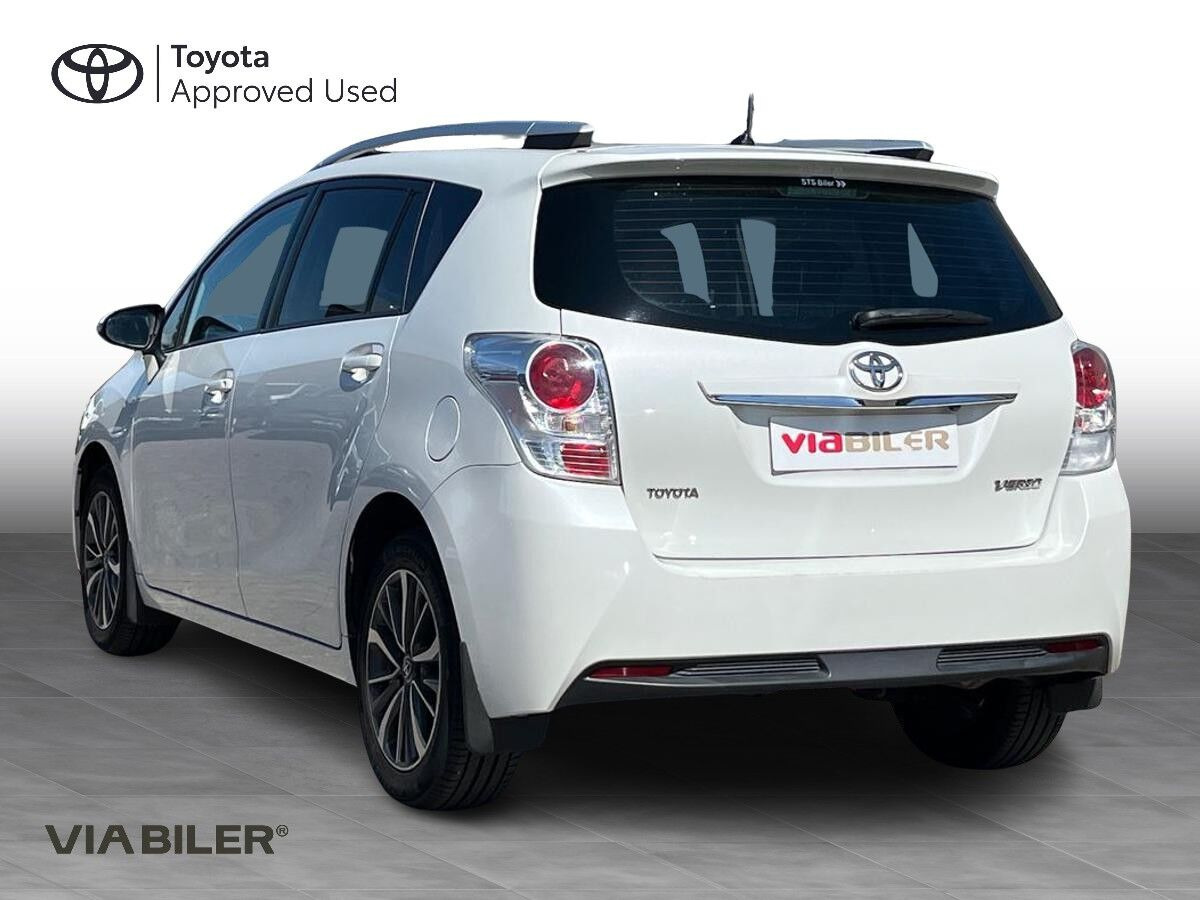 Hvid Toyota Verso fra 2016