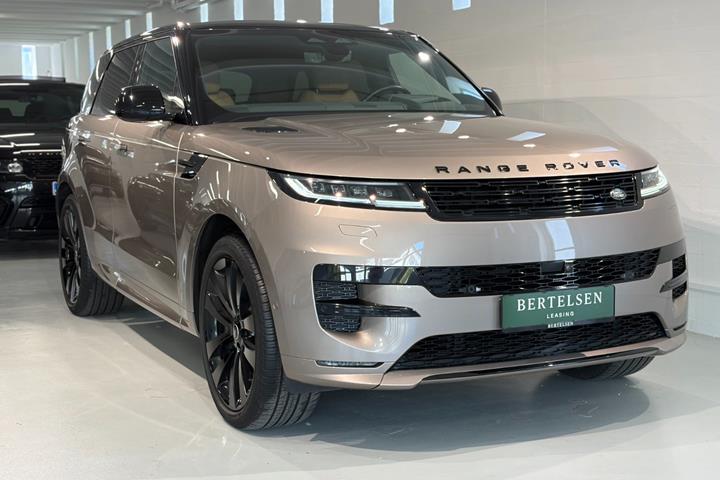 Orange Land Rover Range Rover sport fra 2023 set udefra