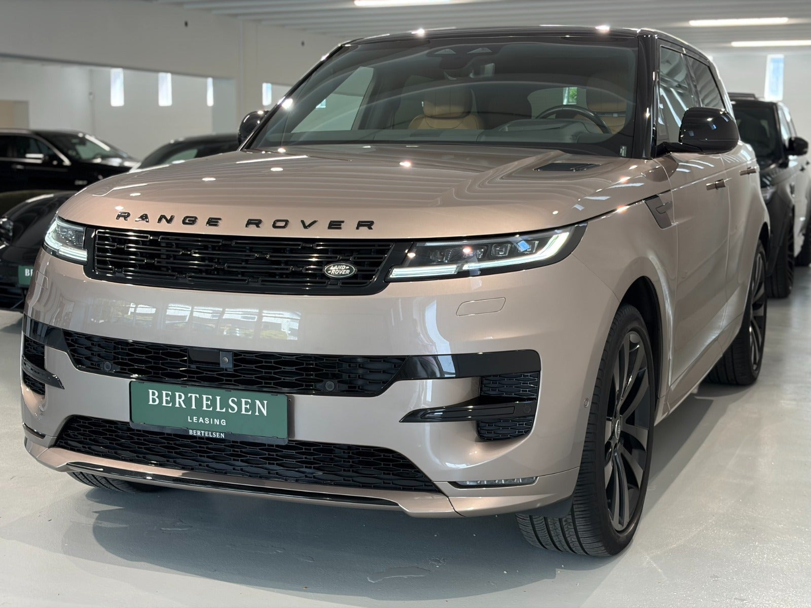 Orange Land Rover Range Rover sport fra 2023