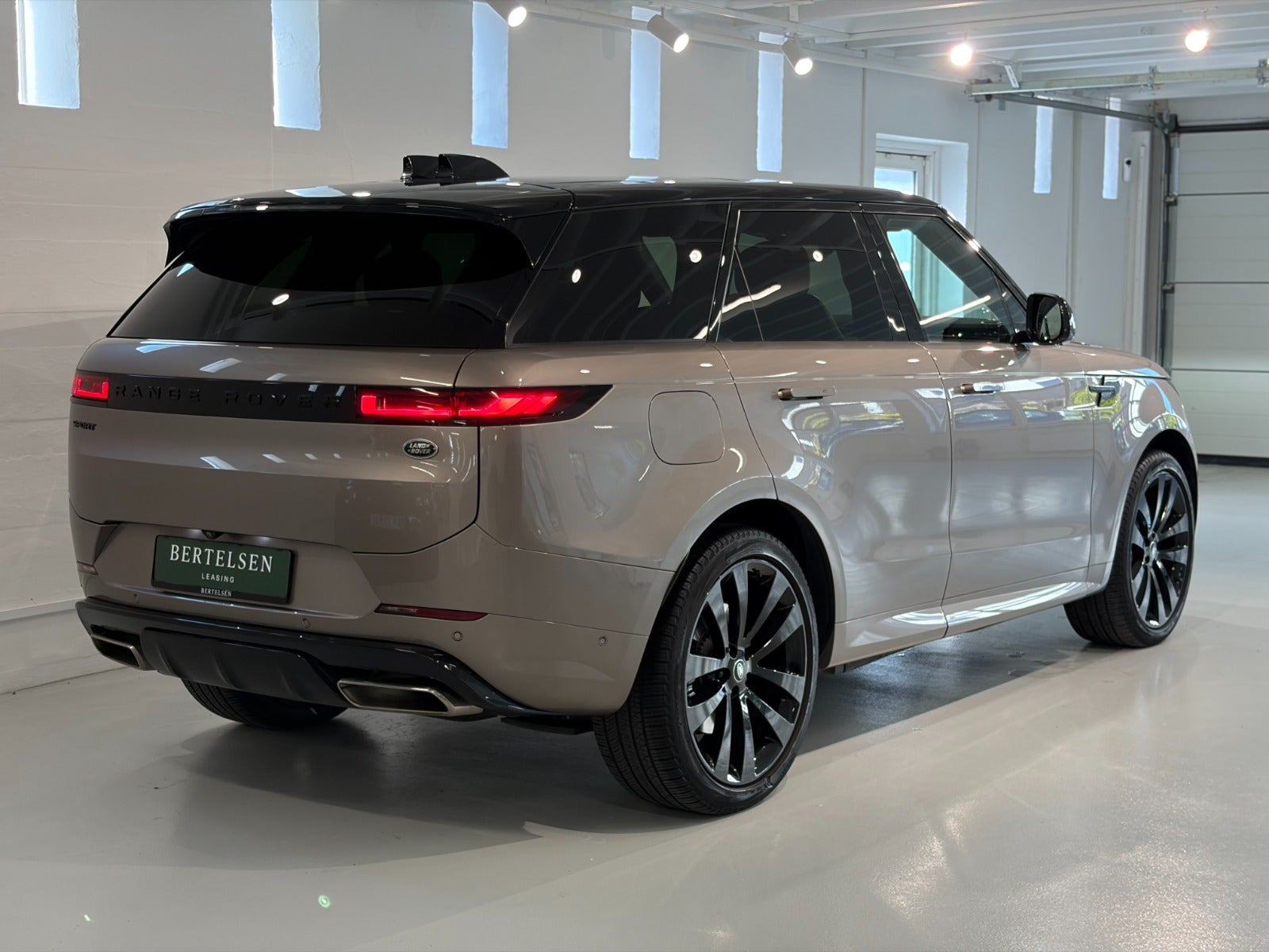 Orange Land Rover Range Rover sport fra 2023