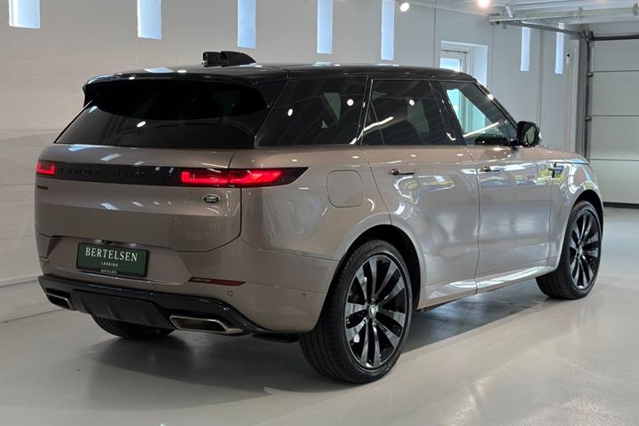 Orange Land Rover Range Rover sport fra 2023