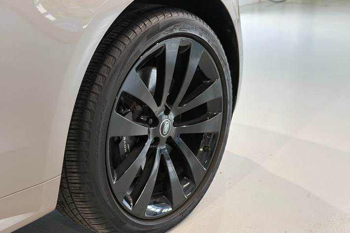 Orange Land Rover Range Rover sport fra 2023