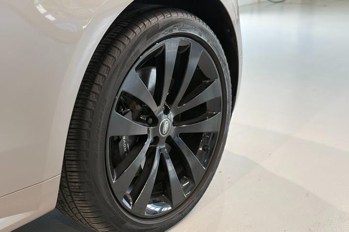 Orange Land Rover Range Rover sport fra 2023